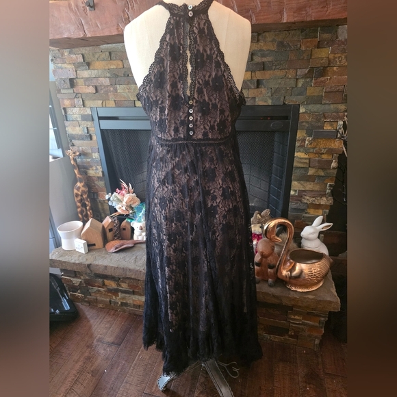Elegant Black Lace Halter Dress - Picture 2 of 4